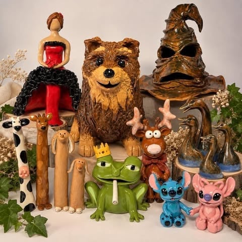 Kolekcja ręcznie robionych ceramicznych figurek: pies, żaba, czarownica, księżniczka, postacie z bajek